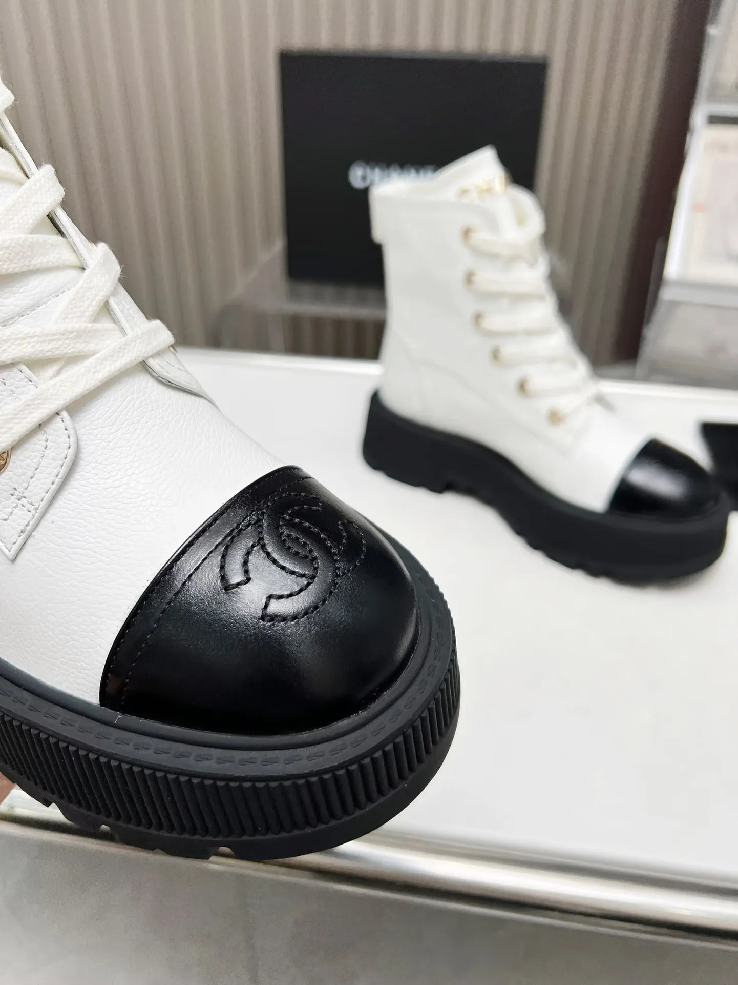 👟👟Ex-factory price 560👟👟 Autumn and winter new Chanel Chanel ankle boots original model opening✅ Strap design is super easy to put on and take off, the toe logo is electro-embroidered. The tongue is also the brand logo. Fabric: cow litchi pattern🐂 Inner/foot pad: cow lining. Use ultra-light rubber non-slip and wear-resistant outsole. Color: black, white, gray. Code number: 34-41 (34, 41) Need to be customized) Packaging: bag card